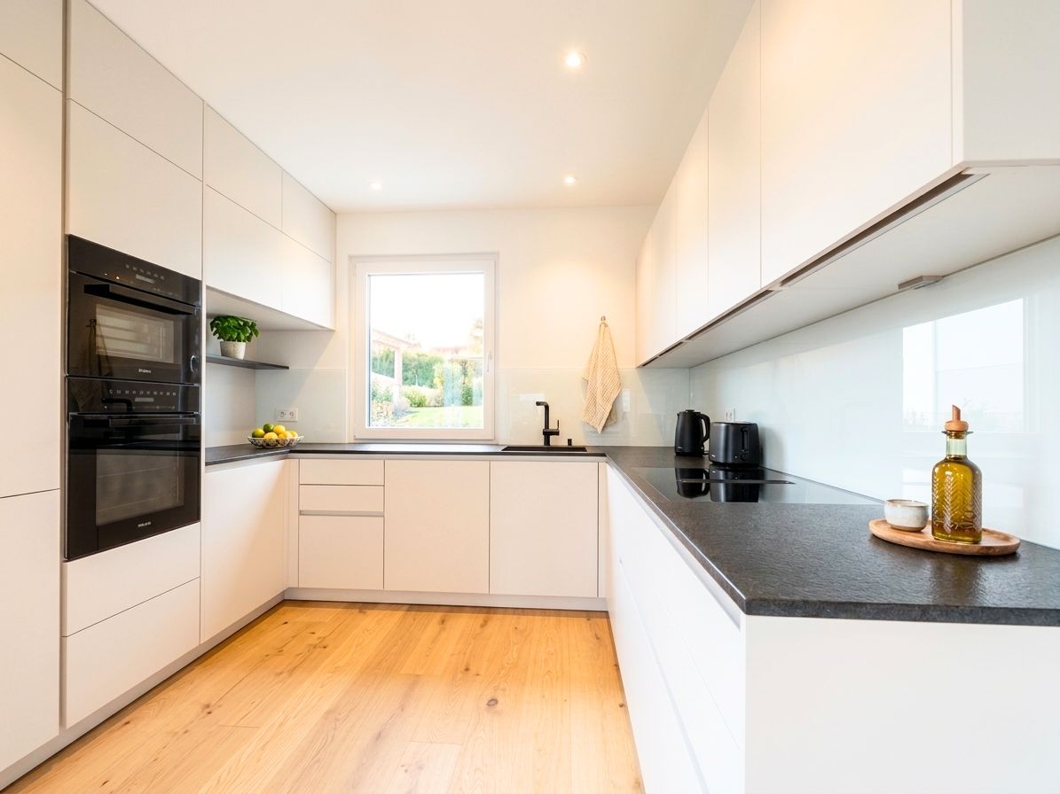 Echtfoto, virtuell gestaged (KI optimiert)