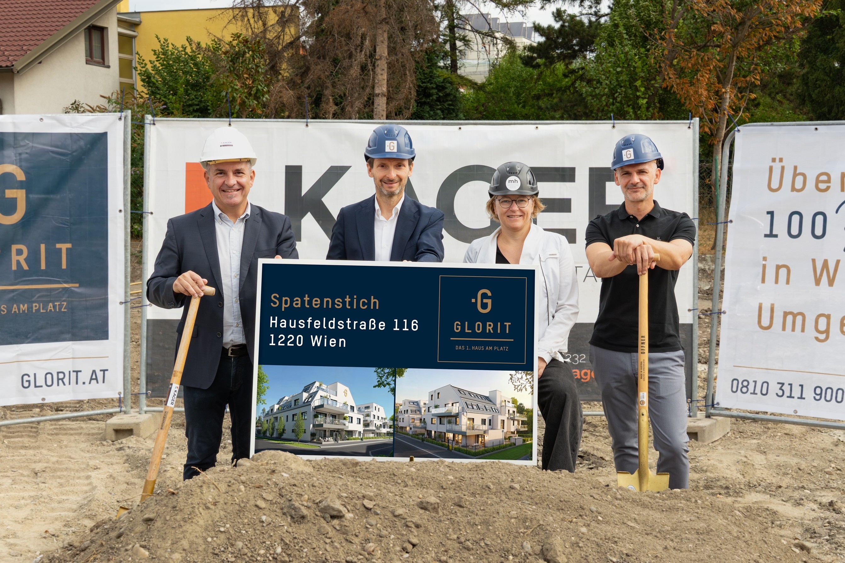 Pressefoto Spatenstich Hausfeldstraße_v.l.n.r.: Josef Kölich (Kager), Patrick Kloihofer (Glorit), Ivana Mirek (ZT Mirek Hackermüller), Markus Wimmer (Glorit)